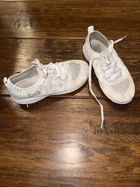 Nfinity Flyte Cheer Shoes. White. Size Y2. Good, used condition.